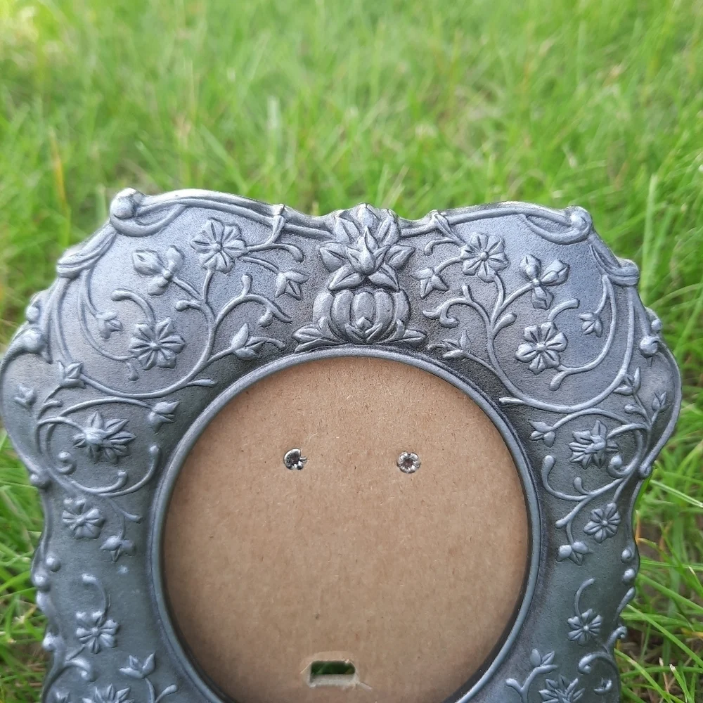 Vintage 1983 Avon Silver Pewter Metal Floral Small Round Picture Frame